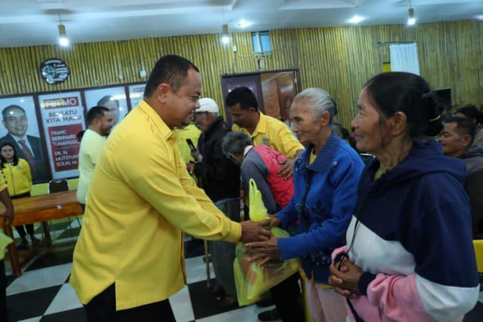 berbagi_kasih_dpd_partai_golkar_pakpak_bharat_bagikan_ratusan_paket_natal