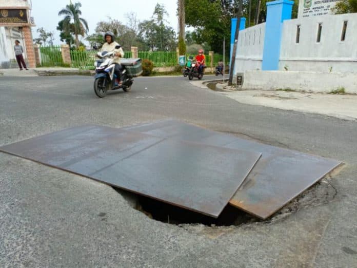 berbahaya_bagi_pengguna_jalan_lubang_ditutup_pakai_plat_besi_di_depan_smpn_12_siantar