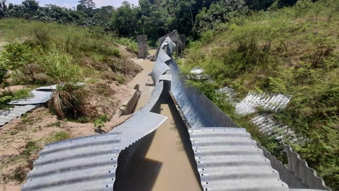 berbiaya_rp99_m_proyek_gorong_gorong_galvanis_di_bah_kapul_hancur