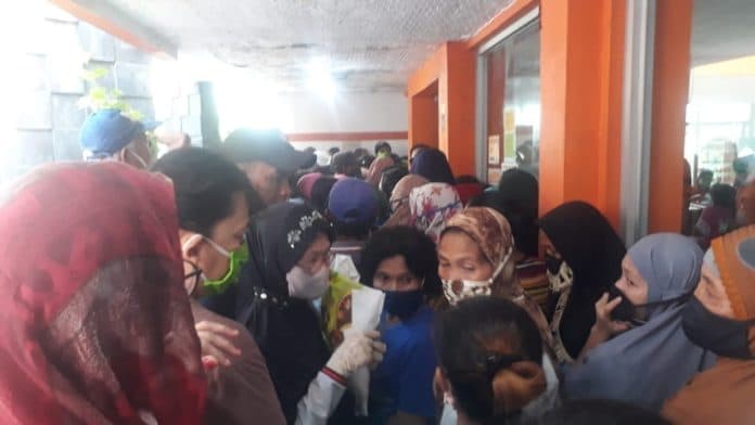 berburu_bansos_warga_serbu_kantor_pos_denai_tak_pedulikan_protokol_kesehatan_ratusan_warga