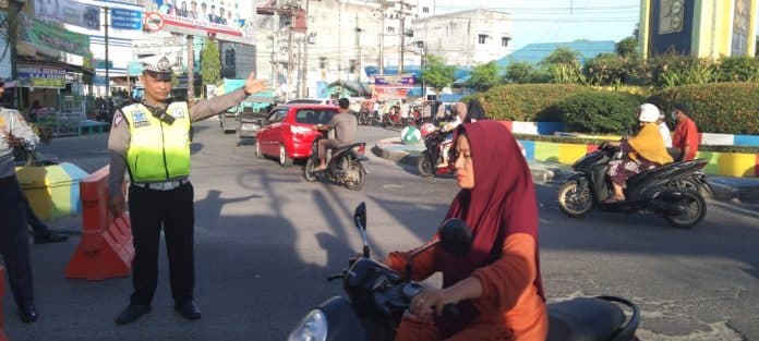 berburu_takjil_jalan_di_pasar_tumpah_saat_berbuka_puasa