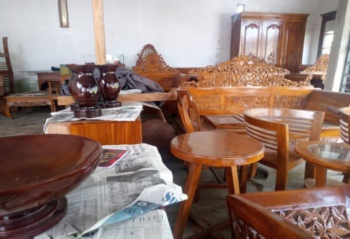 berdiri_14_tahun_kerajinan_kayu_milik_anto_dikenal_dari_mulut_ke_mulut