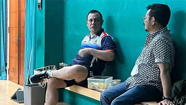 beredar_foto_firli_bahuri_bertemu_syl_diduga_di_gor_tangki_penjaga_gor_ngobrol_bareng
