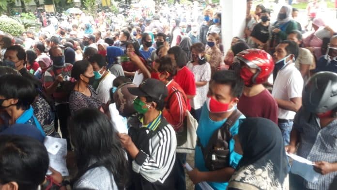 berharap_jadi_penerima_bst_ratusan_warga_padati_dinas_sosial_medan