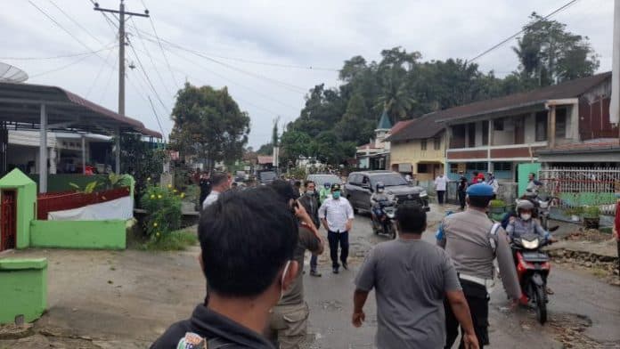 berhenti_di_jalan_rusak_panei_tongah_rhs_keluarkan_isi_dompet_lalu_perintahkan_lurah_beli_batu_padas