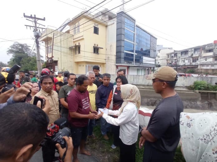 beri_bantuan_ke_keluarga_wali_kota_siantar_tinjau_lokasi_pencarian_korban_hanyut