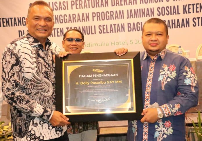 beri_jaminan_sosial_ketenagakerjaan_bagi_pekerja_rentan_pemkab_tapsel_dapat_penghargaan