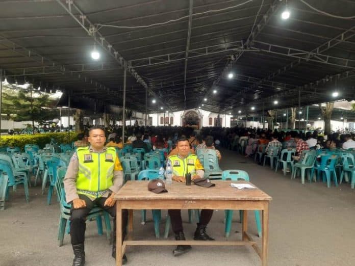 beri_rasa_nyaman_polisi_kawal_ibadah_natal_di_kota_siantar