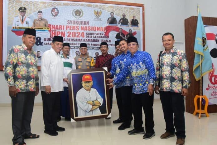 beri_tali_asih_kepada_anak_yatim_bupati_apresiasi_pwi_deli_serdang