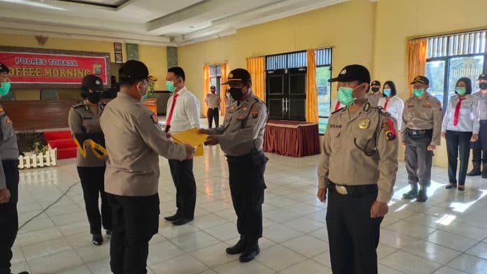 berikan_perhatian_kemanusiaan_atas_pandemi_covid_19_briptu_rimson_manurung_raih_piagam_penghargaan
