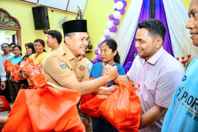 berkah_natal_pemkab_batu_bara_salurkan_1300_paket_sembako
