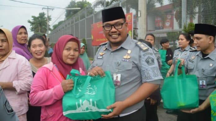 berkah_ramadhan_lapas_medan_berbagi_takjil_kepada_masyarakat