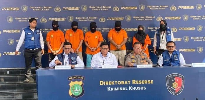 berkas_lima_tersangka_produksi_film_porno_dilimpahkan_polisi_ke_jaksa_dua_perempuan_dicari
