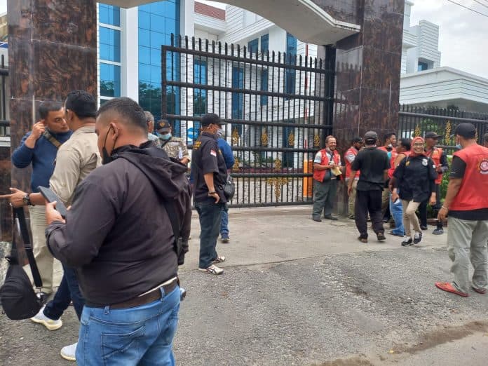 berkas_tersangka_penipuan_sujono_berulangkali_dikembalikan_penyidik_kejati_sumut_didemo