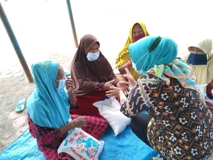 berkat_tabungan_subuh_moms_happy_bantu_lansia_dan_janda_miskin