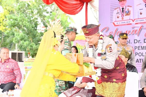 berkunjung_ke_batu_bara_kabaharkam_polri_dikenakan_kain_songket_dan_tengkuluk