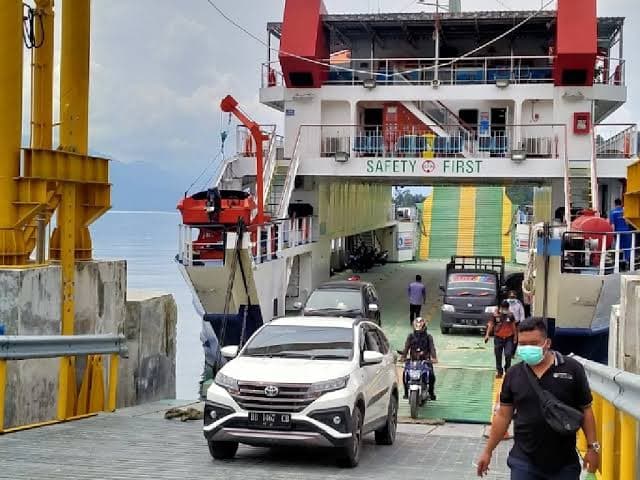 berlaku_1_oktober_segini_ongkos_penyeberangan_kapal_danau_toba_ajibata_ambarita_terbaru