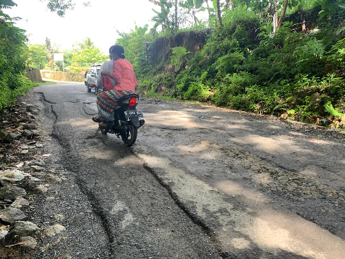 berlobang_dan_beram_terlalu_dalam_jalan_besar_sidamanik_makin_kupak_kapik