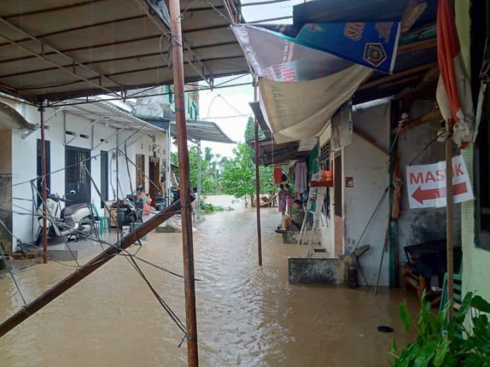 berlokasi_di_dekat_sungai_kampung_lalang_tps_18_terendam_banjir