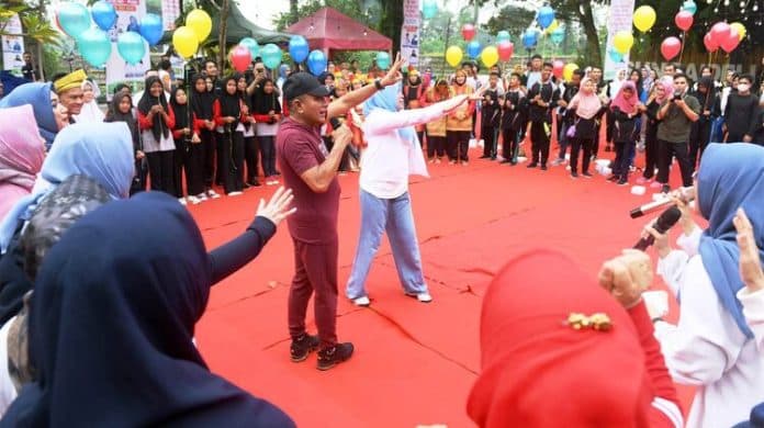 bermain_bersama_anak_anak_gubernur_sumut_kalian_harus_bahagia
