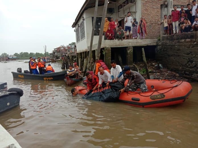bermain_di_gantungan_boat_kayu_berujung_maut