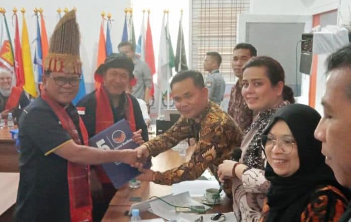 berpakaian_adat_nasdem_daftarkan_balon_anggota_dprd_ke_kpu_siantar