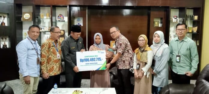bersama_bpjs_ketenagakerjaan_wali_kota_padangsidimpuan_serahkan_santunan_jkm_dan_jkk_ke_ahli_waris