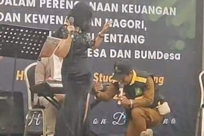 bersimpuh_nyawer_biduan_kegiatan_bupati_simalungun_dan_pangulu_di_bandung_dikritik