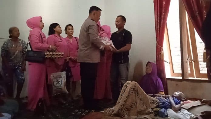 bertahun_menderita_penyakit_kulit_kapolsek_kota_kisaran_berikan_tali_asih