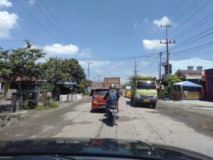 bertahun_tahun_jalan_depan_kodim_deli_serdang_rusak_parah