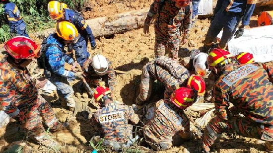 bertambah_jadi_21_orang_korban_tewas_akibat_longsor_di_malaysia