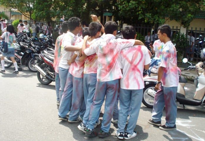 bertemu_dengan_pelukan_berpisah_tanpa_berjabat_tangan