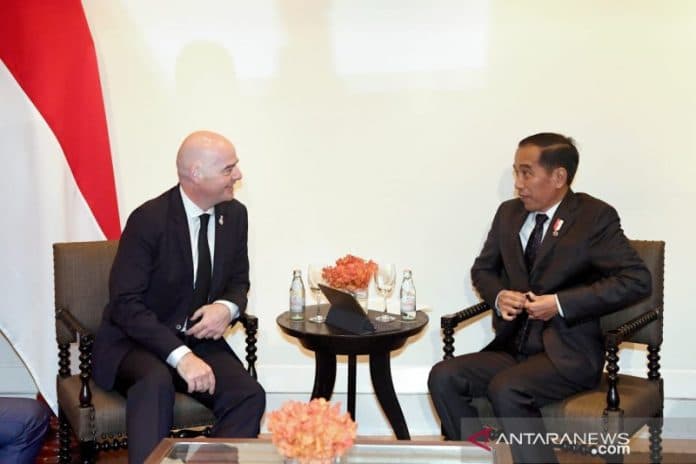 bertemu_presiden_fifa_jokowi_10_stadion_siap_untuk_piala_dunia_u_20