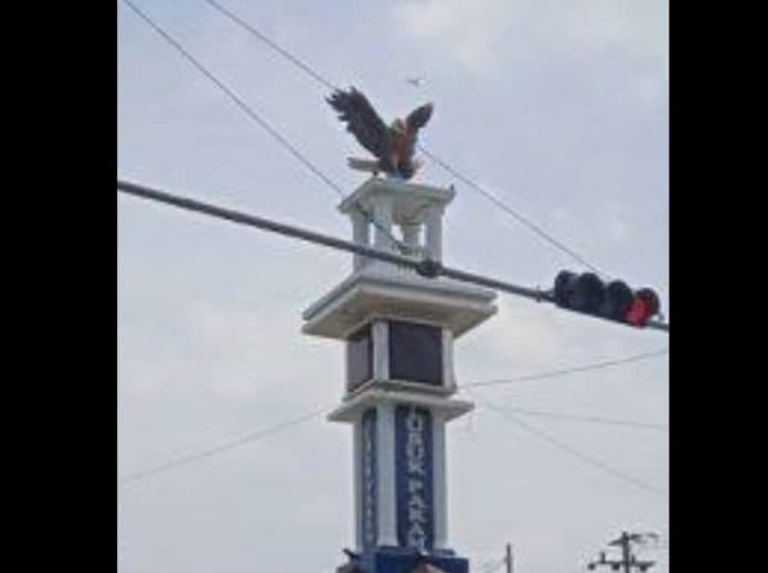 berubah_atap_mahligai_melayu_di_tugu_timbangan_lubuk_pakam_jadi_patung_burung_elang