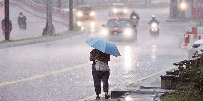 besok_bmkg_prediksi_kota_medan_berpotensi_hujan_disertai_angin_dan_petir