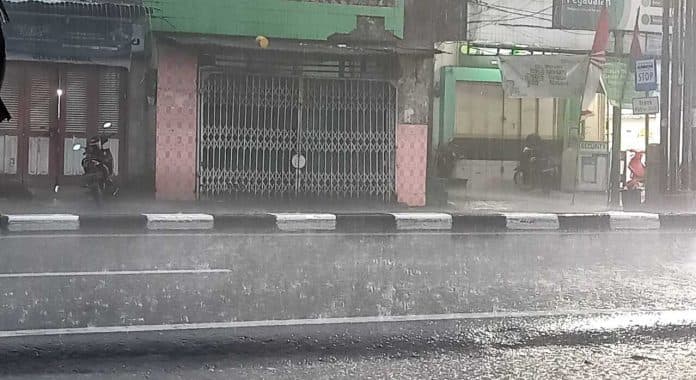 besok_sebagian_besar_wilayah_sumut_berpotensi_diguyur_hujan_disertai_petir