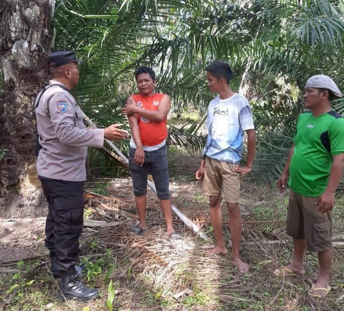 bhabinkamtibmas_himbau_masyarakat_cegah_kebakaran_hutan_dan_lahan