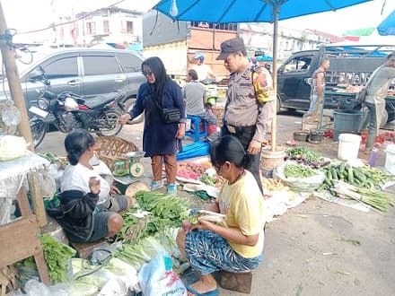 bhabinkamtibmas_kelurahan_sukadame_pantau_stok_sembako_di_pasar_dwikora_siantar
