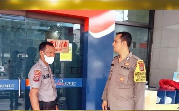 bhabinkamtibmas_polsek_medan_baru_ajak_security_bank_sumut_atasi_tindakan_begal