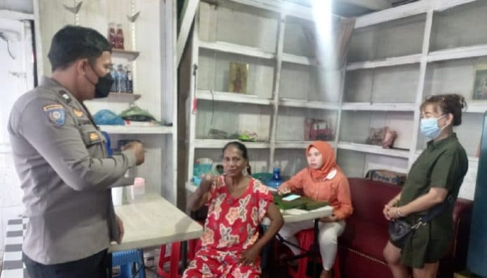 bhabinkamtibmas_polsek_medan_baru_ingatkan_warga_jangan_pakai_perhiasan_mencolok