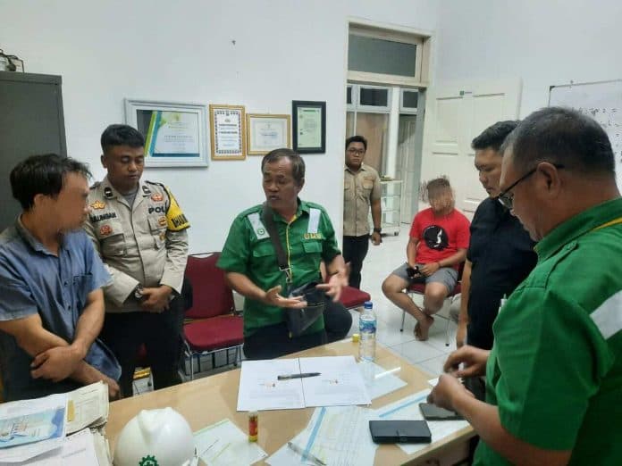 bhabinkamtibmas_polsek_sosa_mediasi_pencurian_sawit