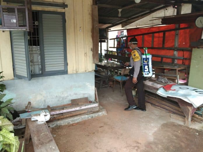 bhabinkamtibmas_semprotkan_desinfektan_rumah_warga