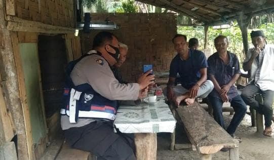 bhabinkamtibmas_sosialisasikan_kartu_barcode_di_sipispis
