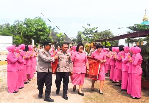 bhayangkari_diingatkan_gunakan_sosmed_secara_positif_dan_tidak_pamer