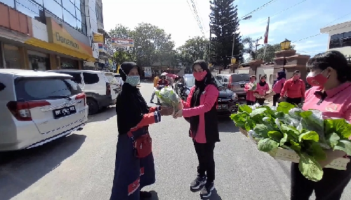 bhayangkari_ranting_medan_baru_bagikan_hasil_panen_sayur_hidroponik_ke_warga
