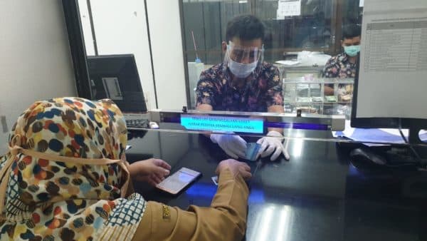 bi_siantar_ladeni_penukaran_uang_baru_rp75_ribu_terhadap_150_orang_per_hari