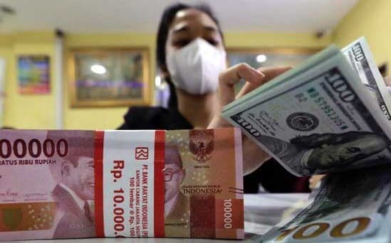 bi_tahan_suku_bunga_acuan_dolar_naik_ke_rp15860
