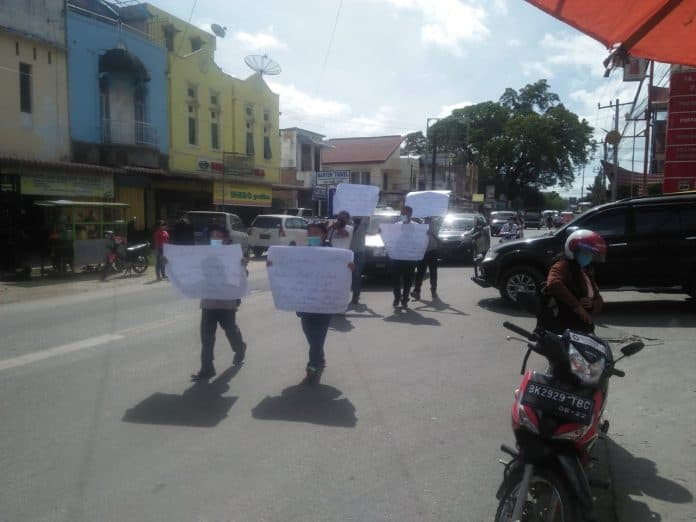 bibir_pantai_danau_toba_tetap_direklamasi_sekelompok_massa_geruduk_kantor_bupati_toba