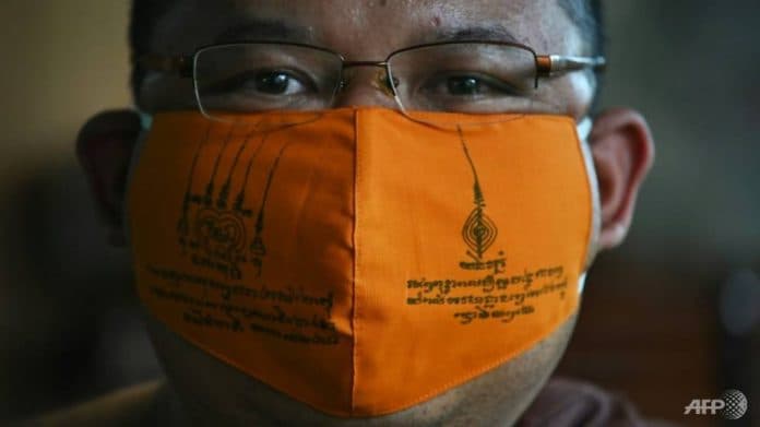 biksu_thailand_membuat_masker_dari_plastik_daur_ulang