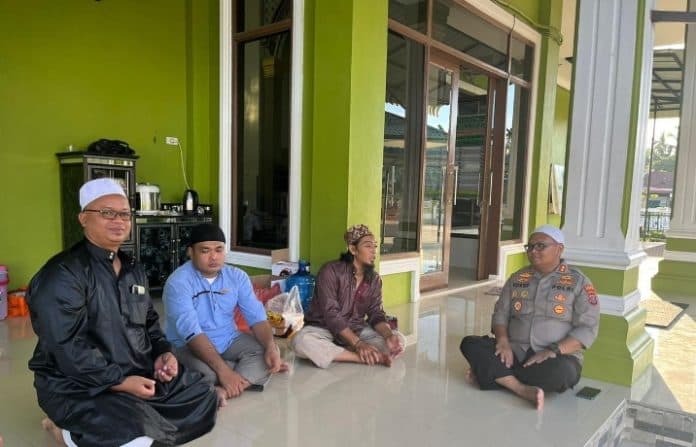 bincang_bincang_kamtibmas_kapolres_tanjungbalai_sambangi_ustadz_dan_warga